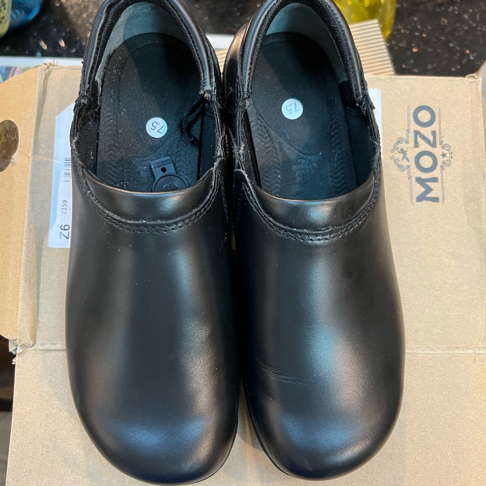 Mozo Forza Women’s 7.5 “kitchen shoes”.